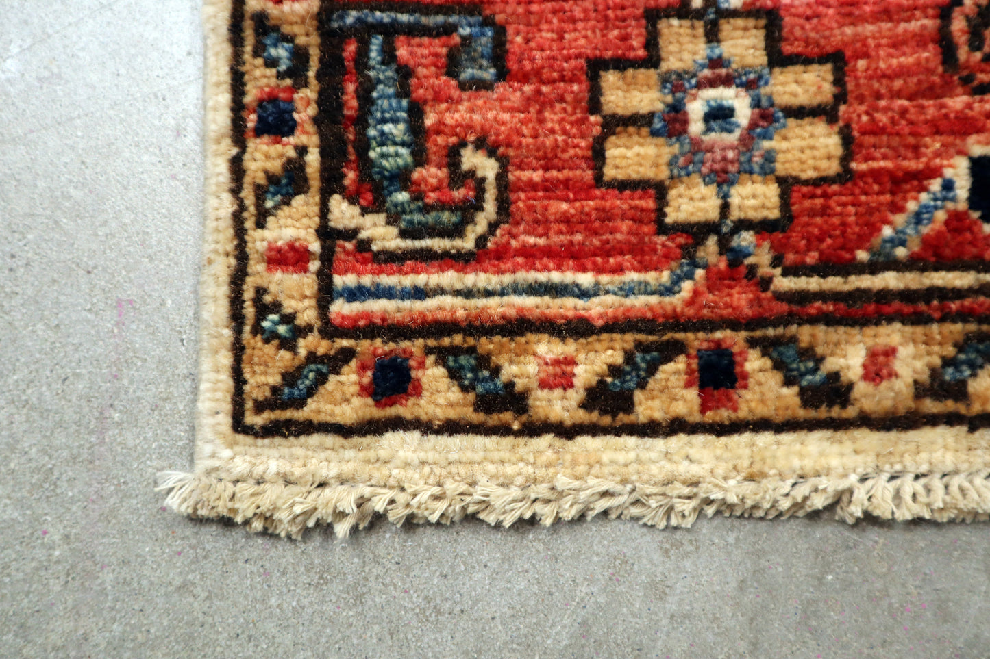 2'2 x 3'3 ft Hand knotted Chobi wool oriental rug